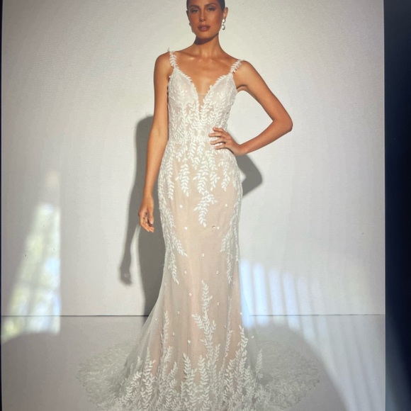 Evie Young Dresses & Skirts - Elegant Ivory Lace Gown
